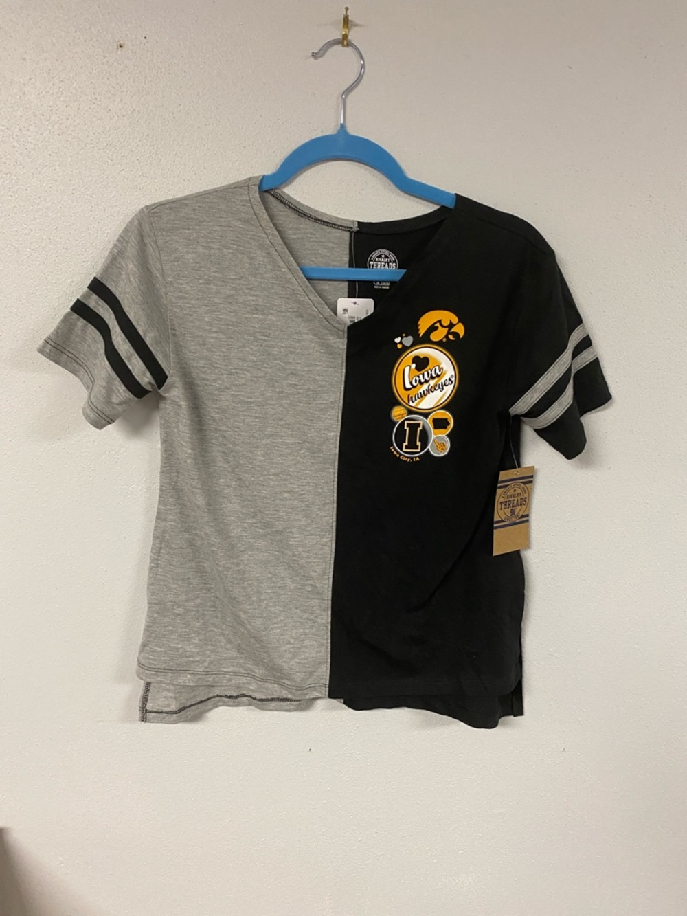 Rivalry Threads Two-Tone V-Neck Tee in Gray and Black. Size XL (14-16)